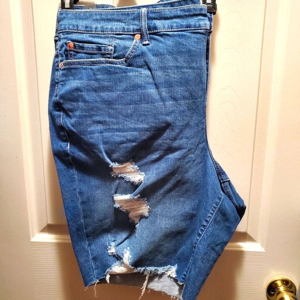 Torrid distressed bermuda jean shorts NWT